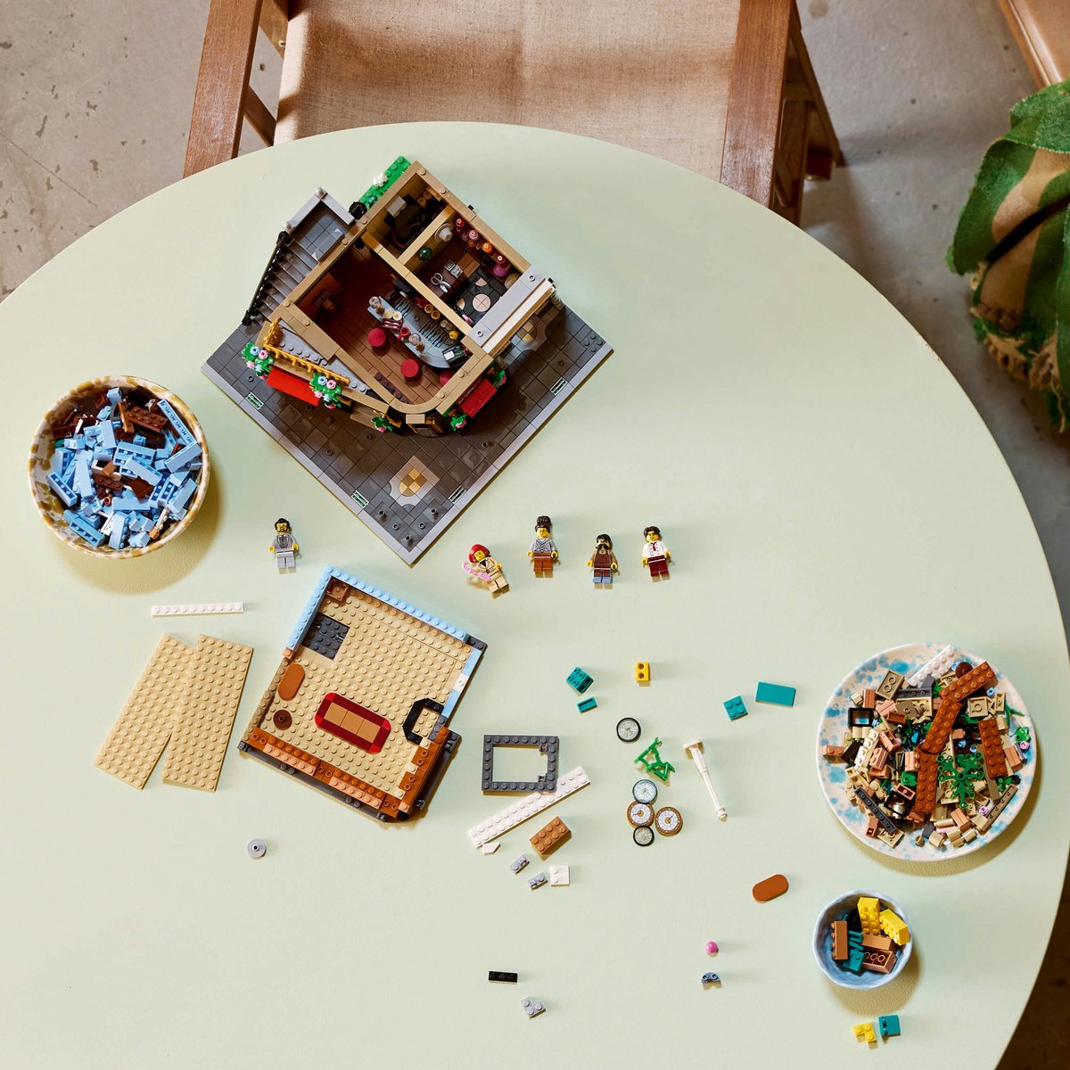 LEGO Icons 10350 - Hoekpand in tudorstijl - Tudor Corner — cadeau in Spellen & Speelgoed - foto 5