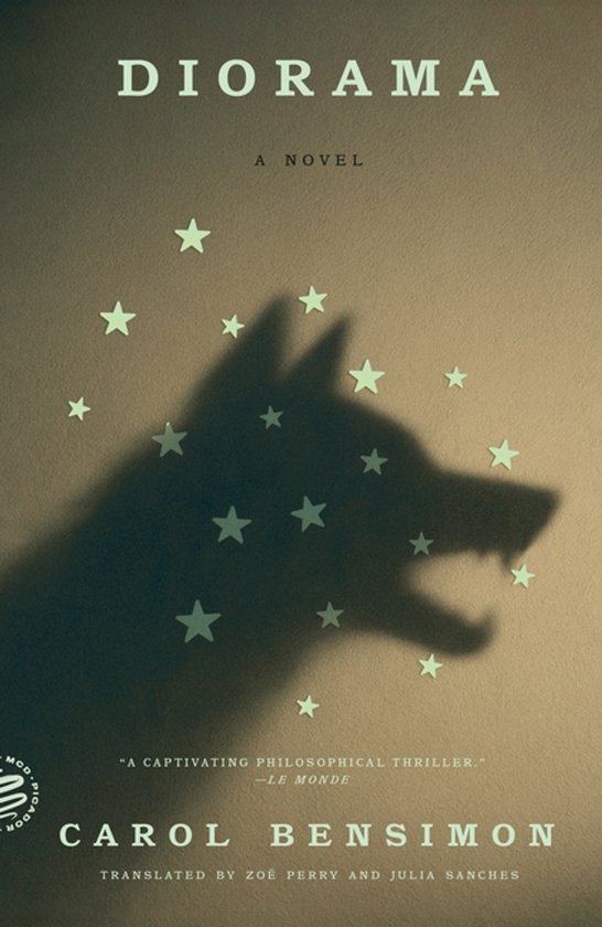 Boekcover van 'Diorama' met de titel, auteur Carol Bensimon en een schaduw van een wolf tussen sterren.