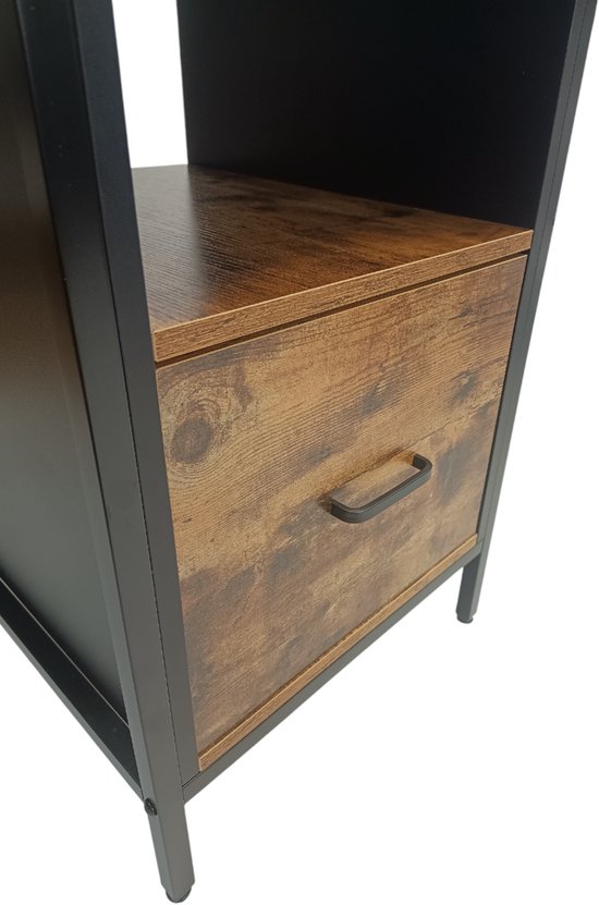 Close-up van een lade met houten front in een bureau met zwart metalen frame.