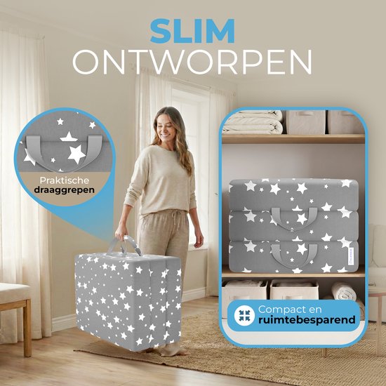 Grijze matras met sterrenpatroon, opgevouwen en opgeborgen in een kast, met praktische draaggrepen.