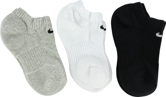Set van 3 Nike no-show sokken: grijs, wit en zwart. Gemaakt van een zachte stof met een dempend effect. Met een geborduurd Nike logo op de zijkant.
