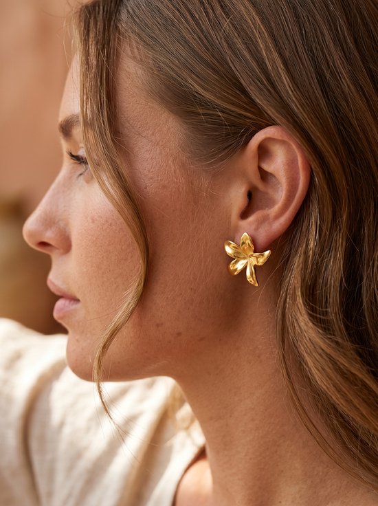 Lundholm Harper Oorbellen Dames Goudkleurig Bloem statement oorstekers Goud – Premium Stainless Steel Jewellery Gold PVD Plated – Bloem Statement Oorbellen – Bruiloft Oorbellen Feest studs – 3 cm – my Scandinavisch Design