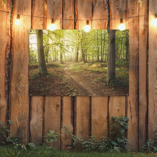 Decoratieve poster van een bos met pad, opgehangen aan een houten schutting met lichtslingers.