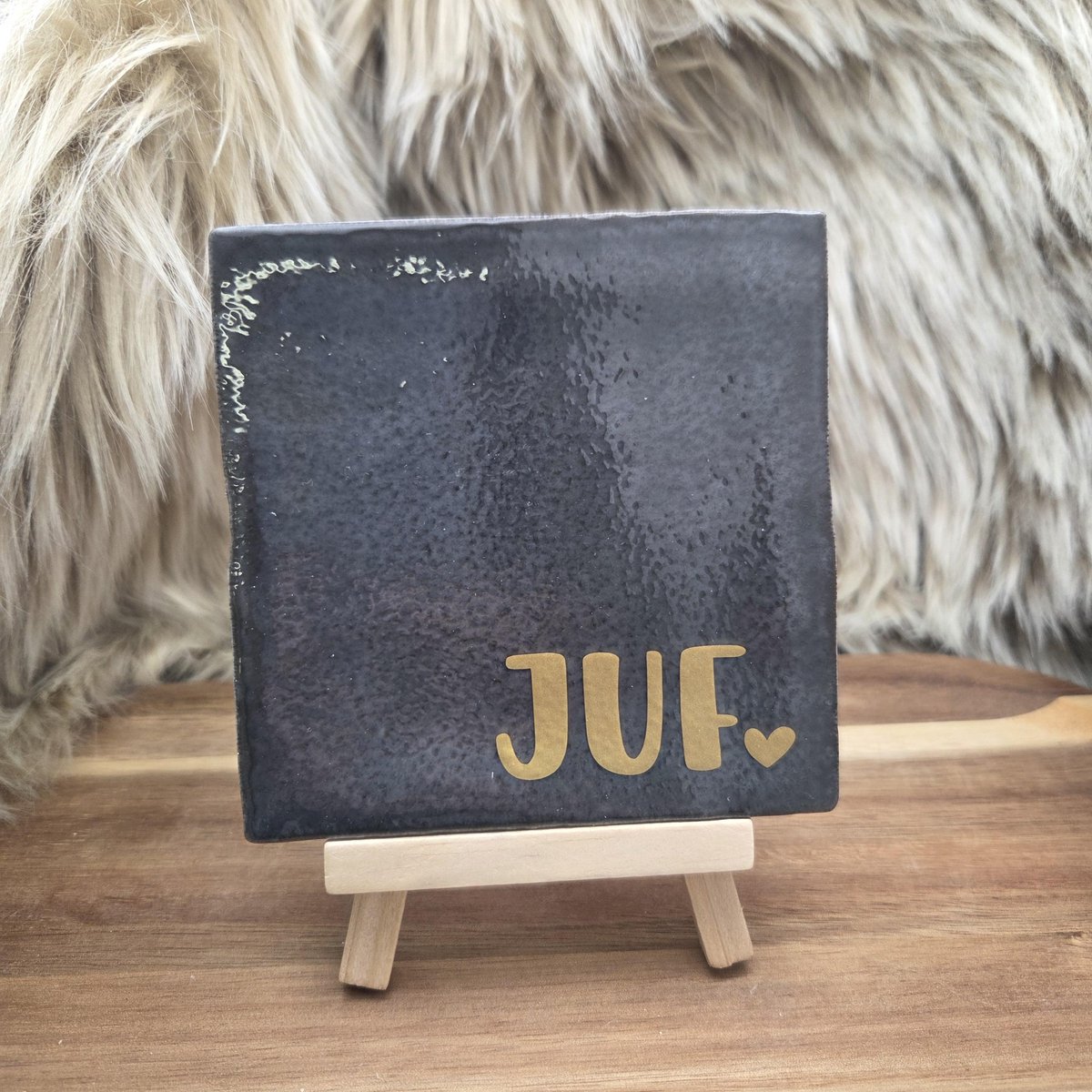CreaCraft Robuust Wenstegeltje Juf – Cadeau Juffendag – Afscheid Juf – Bedankje – Trendy – Woondecoratie – Cadeautje – Decoratief Tegeltje met Standaard – Cadeau Idee Robuust zwart/Goud