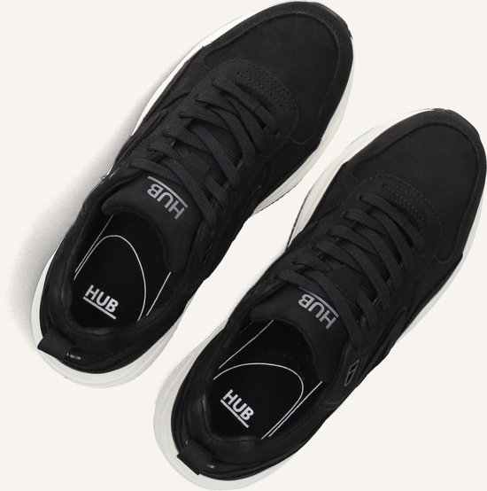 Zwarte HUB sneakers met witte zolen en veters. HUB logo op de binnenzool.