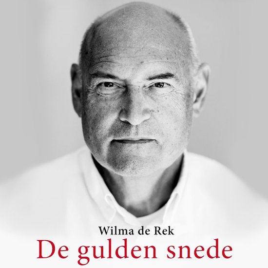 Portret van een kalende man met een strenge blik, gekleed in een wit shirt. Titel: De gulden snede.