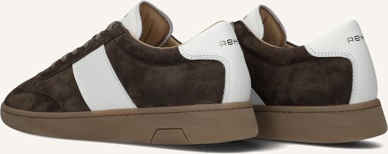 Nauwkeurige weergave van de achterkant van bruine suède sneakers met witte accenten en bruine zolen.