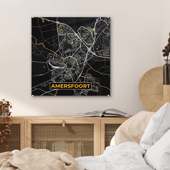 ® Glasschilderij 50x50 cm - Schilderij acrylglas - Plattegrond - Amersfoort - Goud - Zwart - Foto op glas - Muurdecoratie woonkamer - Wanddecoratie slaapkamer - Schilderijen - Stadskaart