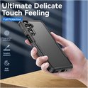 Main tenant une coque noire pour Samsung A26-5G. Caractéristiques : anti-traces de doigts, anti-rayures, anti-taches, protection complète.