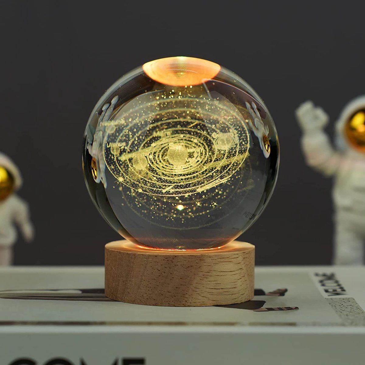 Store_9 - 3D kristallen bol - nachtlampje met planeten - decoratief ornament - 6 cm - houten standaard - sfeervolle verlichting - geschikt voor kin...