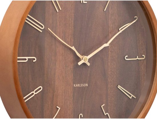 Close-up van een donkerhouten wandklok met gouden cijfers en wijzers.