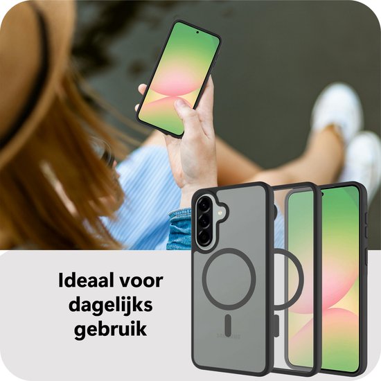 Transparante zwarte hoes met MagSafe-ring, op een Samsung telefoon in handen van een persoon.