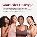 Vier vrouwen met verschillende haartypes (krullend, steil, dik, dun) die glimlachen en poseren.
