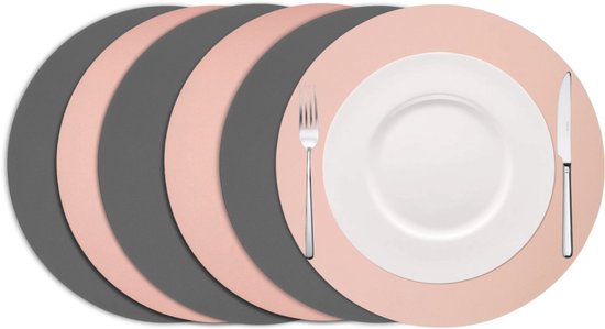 Pile de six sets de table ronds rose et gris, avec une assiette, une fourchette et un couteau.