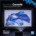 Beamer met Keystone Correctie voor rechthoekige projectie van blauwe, abstracte bloemen.