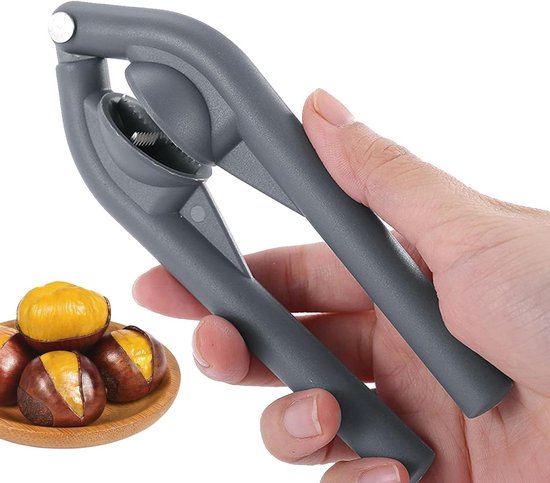 Casse-noix gris dans une main, avec des châtaignes épluchées sur un petit plat à côté.