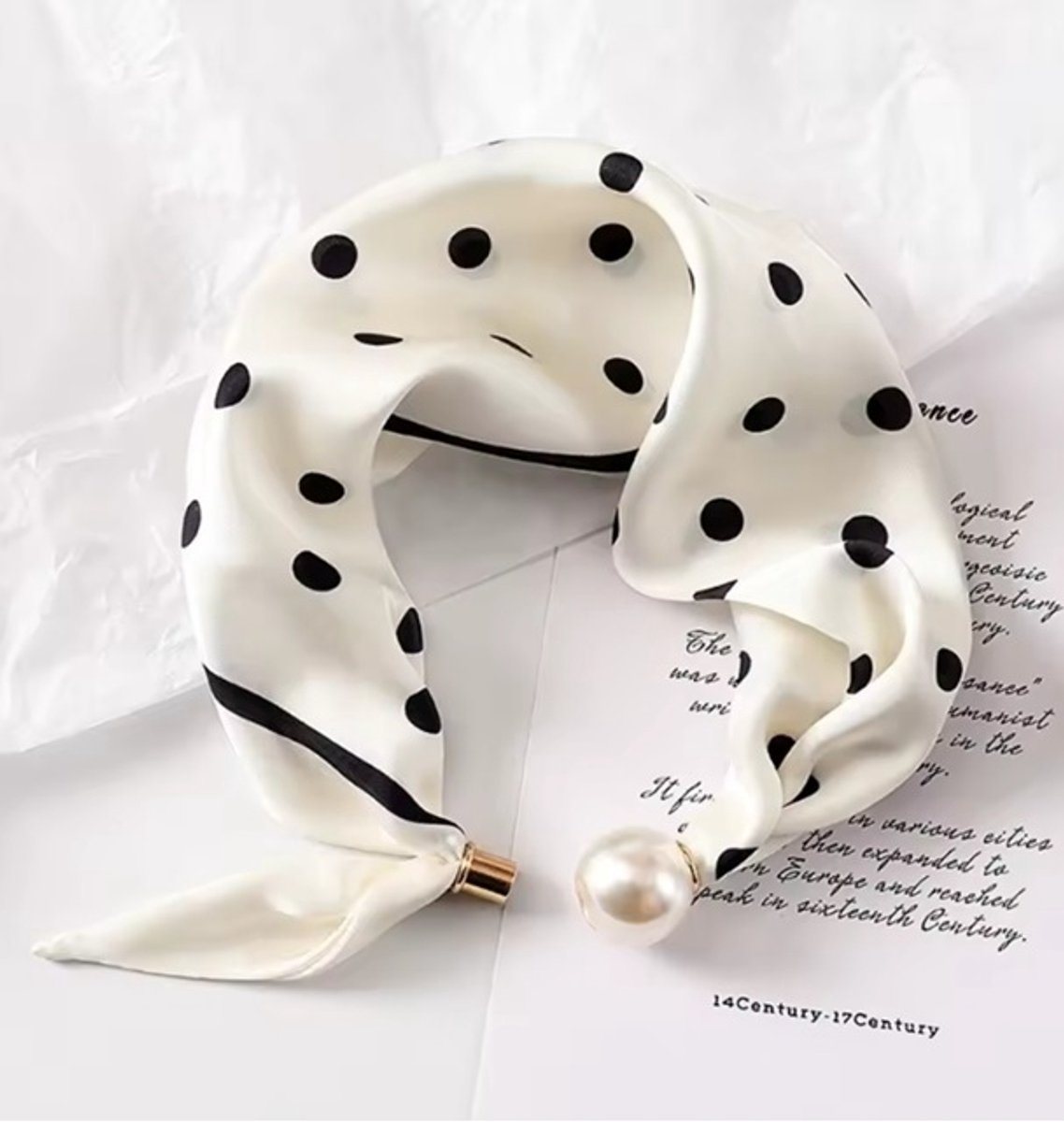 Sjaal wit met polka dots en parel sluiting- Zwarte dots - Sluiting met parel - Magneet - Scarf - Shawl - Accessoires - Hals - Parel - Gewoon Leuk!