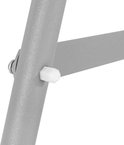 Detail van een grijze ladder met een witte dop aan een schroef.