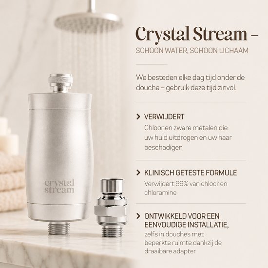 Twee zilverkleurige douchefilters en een adapter voor eenvoudige installatie, met tekst over "Crystal Stream - Schoon water, schoon lichaam".