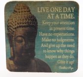 Houten Quote magneet 6x6 cm Live one day at the time