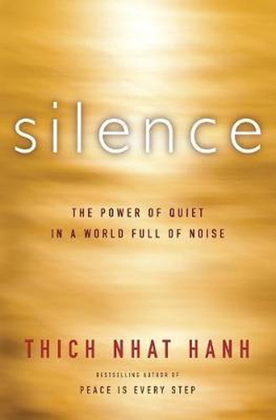 Boek "Silence" van Thich Nhat Hanh met gouden achtergrond.