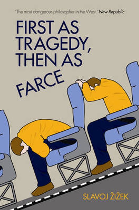 Boekomslag met de titel 'First As Tragedy, Then As Farce' en 'Slavoj Žižek' in donkerblauwe letters. Twee mannen met gele truien zitten voorovergebogen in blauwe vliegtuigstoelen.