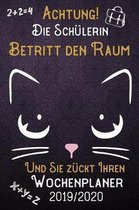 Achtung! Die Sch�lerin betritt den Raum und Sie z�ckt Ihren Wochenplaner 2019 - 2020: DIN A5 Kalender / Terminplaner / Wochenplaner 2019 - 2020 18 Mon