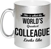 This is what the worlds greatest colleague looks like cadeau koffiemok / theebeker 330 ml - zilverkleurig - werknemer / collega - verjaardag / bedankje / cadeau - tekst mokken