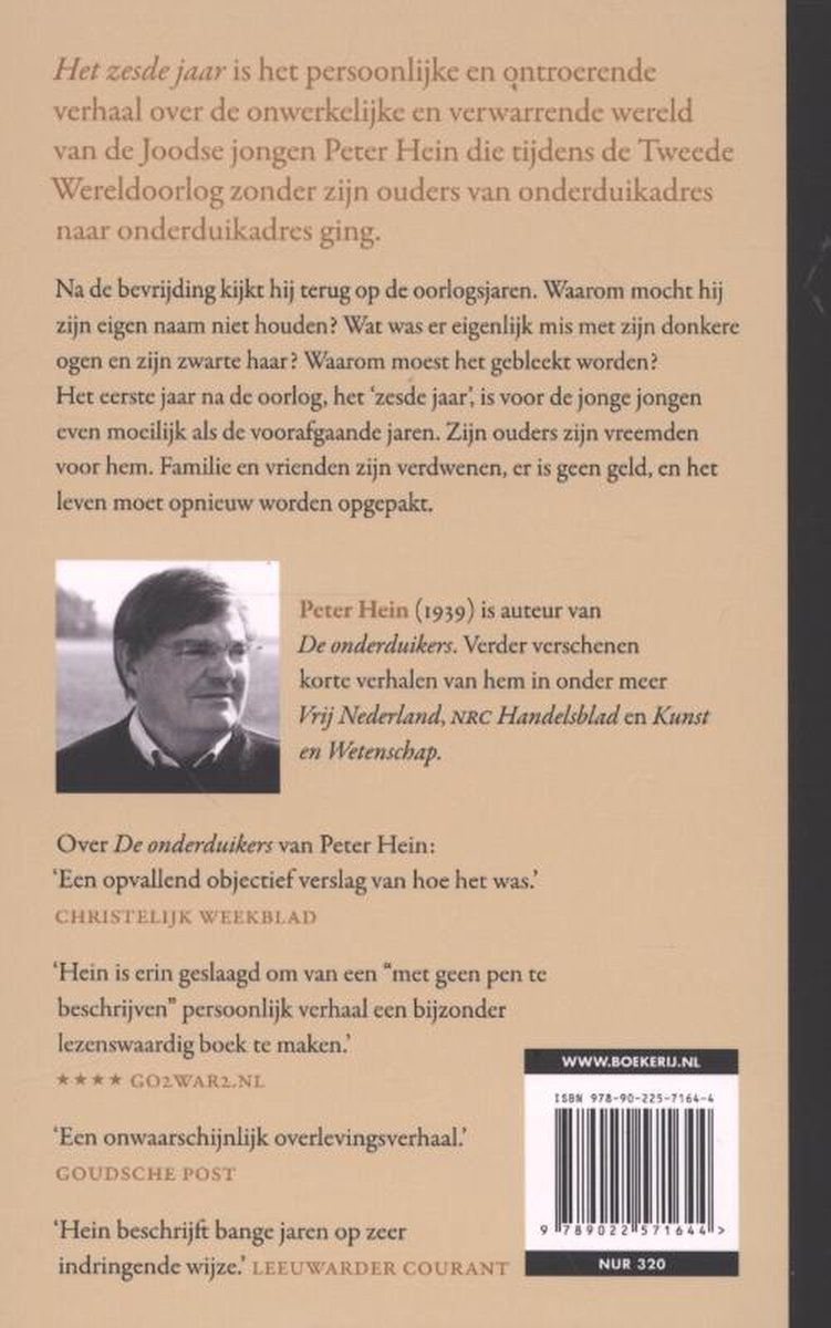 Achterkant van het boek 'Het zesde jaar' met foto van Peter Hein en recensies.