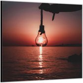 Dibond –Lampje boven de Zee-50x50 Foto op Aluminium (Wanddecoratie van metaal)