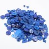 Une grande pile de boutons bleus variés de différentes tailles, formes et matériaux, y compris des boutons ronds, triangulaires et décoratifs.
