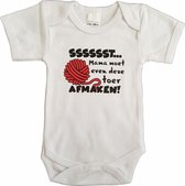 Witte romper met "Sssssst... Mama moet even deze toer afmaken!" - maat 68 - babyshower, zwanger, cadeautje, kraamcadeau, grappig, geschenk, baby, tekst, bodieke, haken, breien