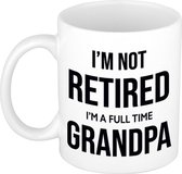 Im not retired im a full time grandpa koffiemok / theebeker - 300 ml - wit - opa / kantoorhumor / VUT / pensioen - grappige cadeau mok / beker voor collega