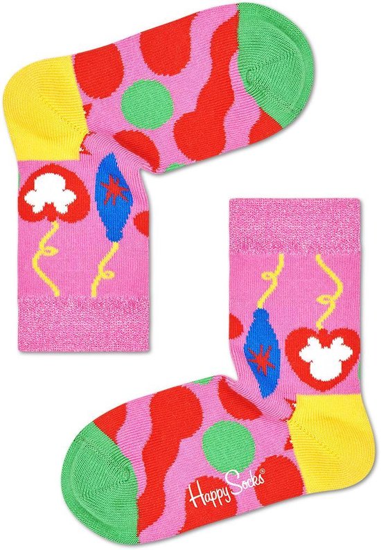 Roze sokken met rode golven, groene cirkels, rode harten en gele boorden.