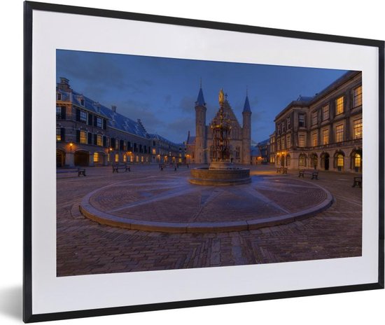 Photo encadrée - Fontaine sur le Binnenhof à La Haye le soir cadre photo 60x40 cm - Affiche encadrée (Décoration murale salon / chambre)