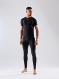 Man met zwarte thermoshirt met korte mouwen en zwarte thermobroek met ribbelstructuur.