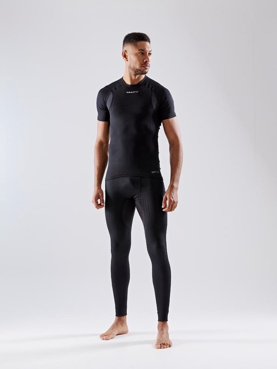 Man met zwarte thermoshirt met korte mouwen en zwarte thermobroek met ribbelstructuur.