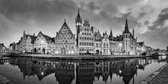 JJ-Art (Aluminium) | Skyline van Gent, Ghent in België met historische panden in zwart wit Fine Art | rivier, brug, klok, stad | Foto-Schilderij print op Dibond / Aluminium (metaal wanddecora