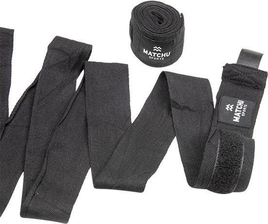 Zwarte boksbandages van Matchu Sports, deels uitgerold, met klittenbandsluiting.