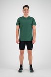 Man met donkergroen sportshirt met korte mouwen en zwart short.