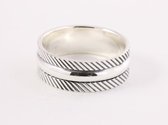 Hoogglans zilveren ring met schuine ribbels - maat 20.5