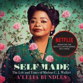 Octavia Spencer als Madam C.J. Walker in 'Self Made'. Met Netflix-logo. Achtergrond van roze rozen en groene bladeren.