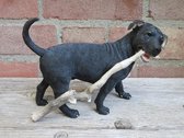 hondenbeeldje Staffordshire Bull Terriër met tak zwart