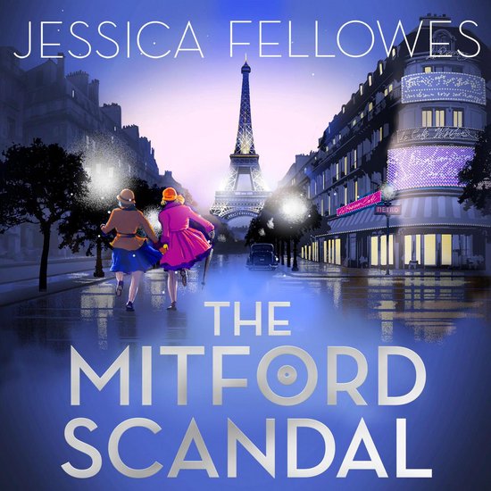 Boekcover: Twee vrouwen in roze en blauw lopen weg op een regenachtige straat in Parijs bij nacht, met de Eiffeltoren op de achtergrond. "The Mitford Scandal" door Jessica Fellowes.
