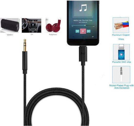Zwarte gevlochten kabel van 3,5 mm naar Lightning, aangesloten op een smartphone met muziek.