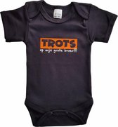 Zwarte romper met "Trots op mijn grote broer!!!" - maat 68  - broertje, babyshower, zwanger, cadeautje, kraamcadeau, grappig, geschenk, baby, tekst, bodieke