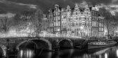 JJ-Art (Canvas) | Brug over de Prinsengracht in Amsterdam in de avond in zwart wit Fine Art - woonkamer | Nederland, gracht, stad | Foto-Schilderij print op Canvas (canvas wanddecoratie) | KI
