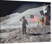 Astronaut gives salute beside U.S. flag (maanlanding) - Foto op Canvas - 100 x 75 cm