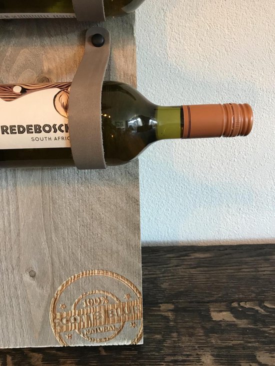 Groene wijnfles met bruine capsule, vastgehouden door taupe leren band aan houten plank.