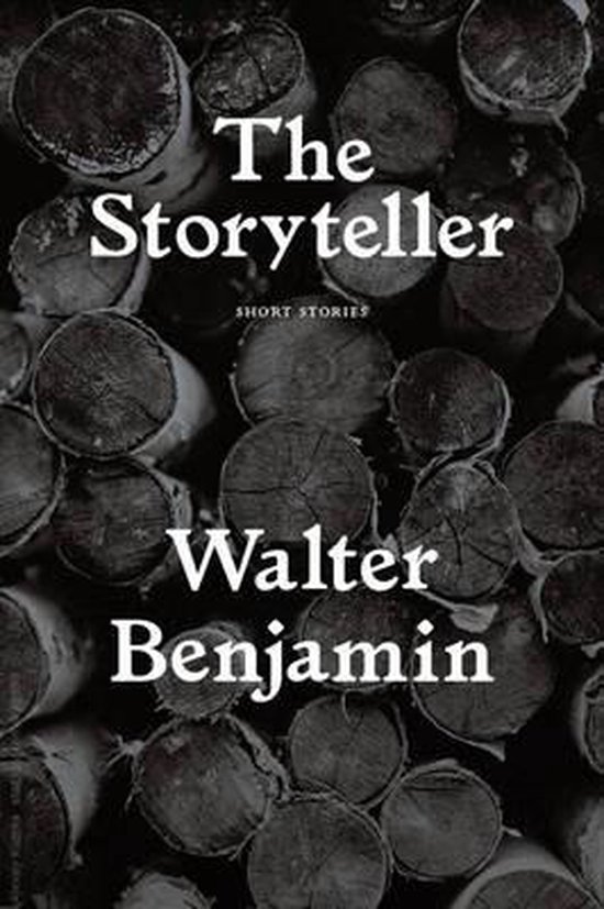 Boekomslag van The Storyteller door Walter Benjamin met een achtergrond van opgestapelde boomstammen in zwart-wit.